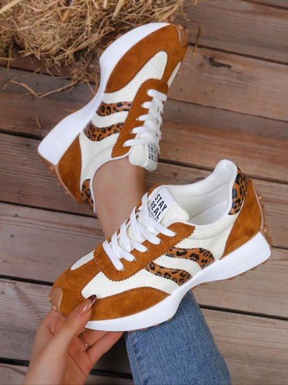 Baskets légères à lacets pour femme – Chaussures de sport respirantes, semelle amortissante et antidérapante en caoutchouc. Sneakers décontractées toutes saisons.