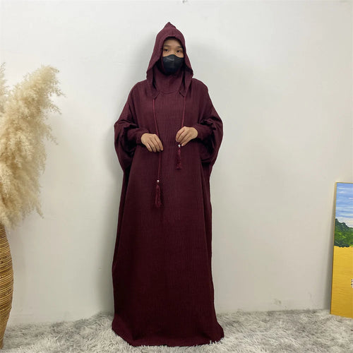 Robe longue à capuche et manches chauve-souris, couleur unie.