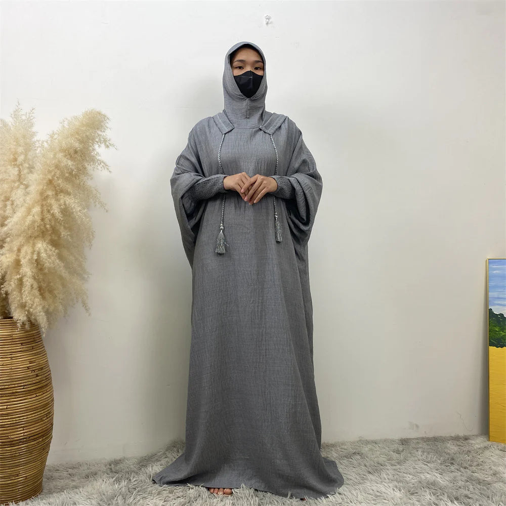 Robe longue à capuche et manches chauve-souris, couleur unie.